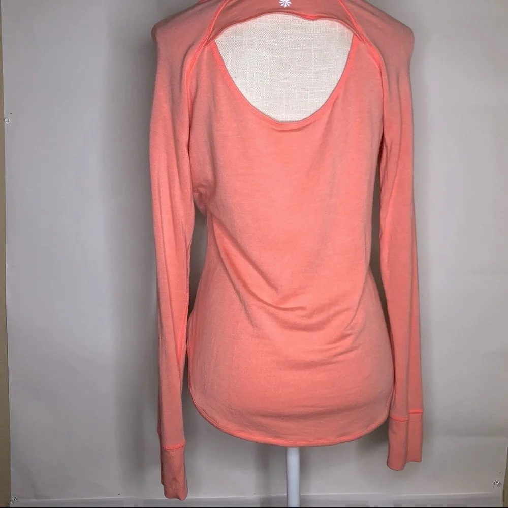 ATHLETA GIRL longsleeve coral tee w/thumb hole cuffs & half-moon open ba… - Picture 2 of 8